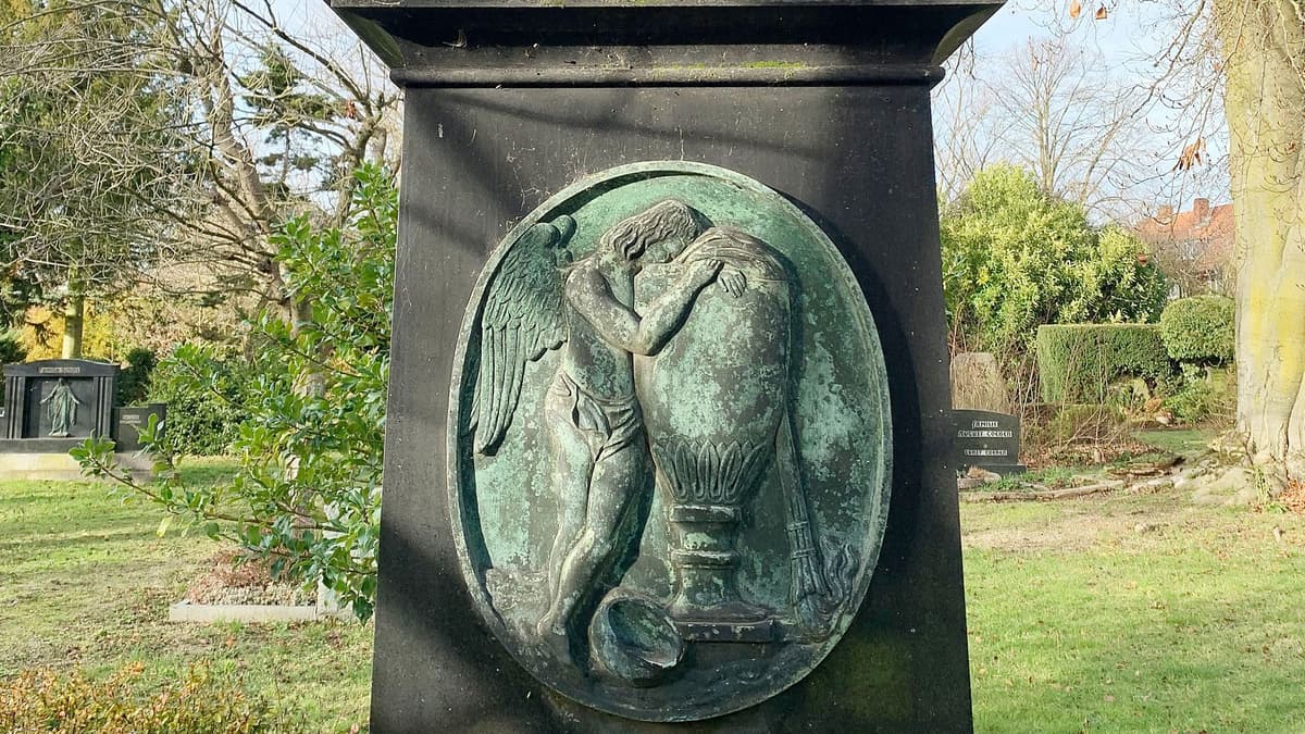 Engel mit Urne