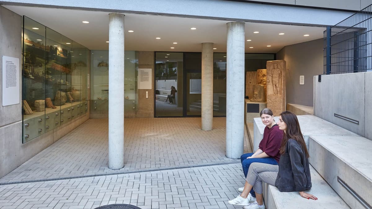 Besucherinnen auf der Präsentationsfläche „Didinkirica“