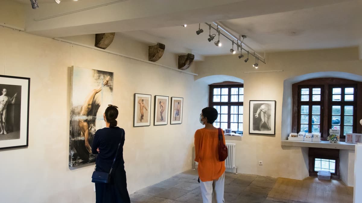 Blick in großen, quadratischen Ausstellungsraum