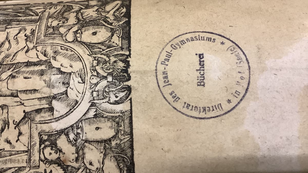 Historisches Buch mit Buchsiegel der Historischen Bibliothek