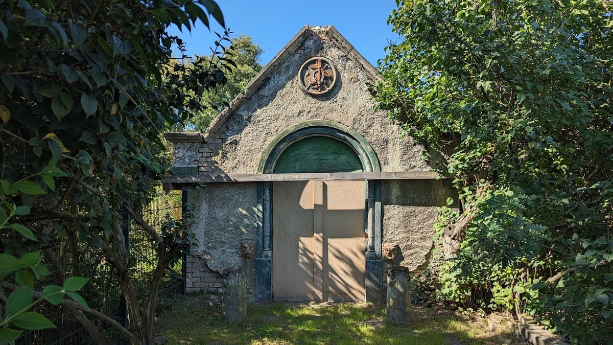 Vorderansicht des Mausoleums